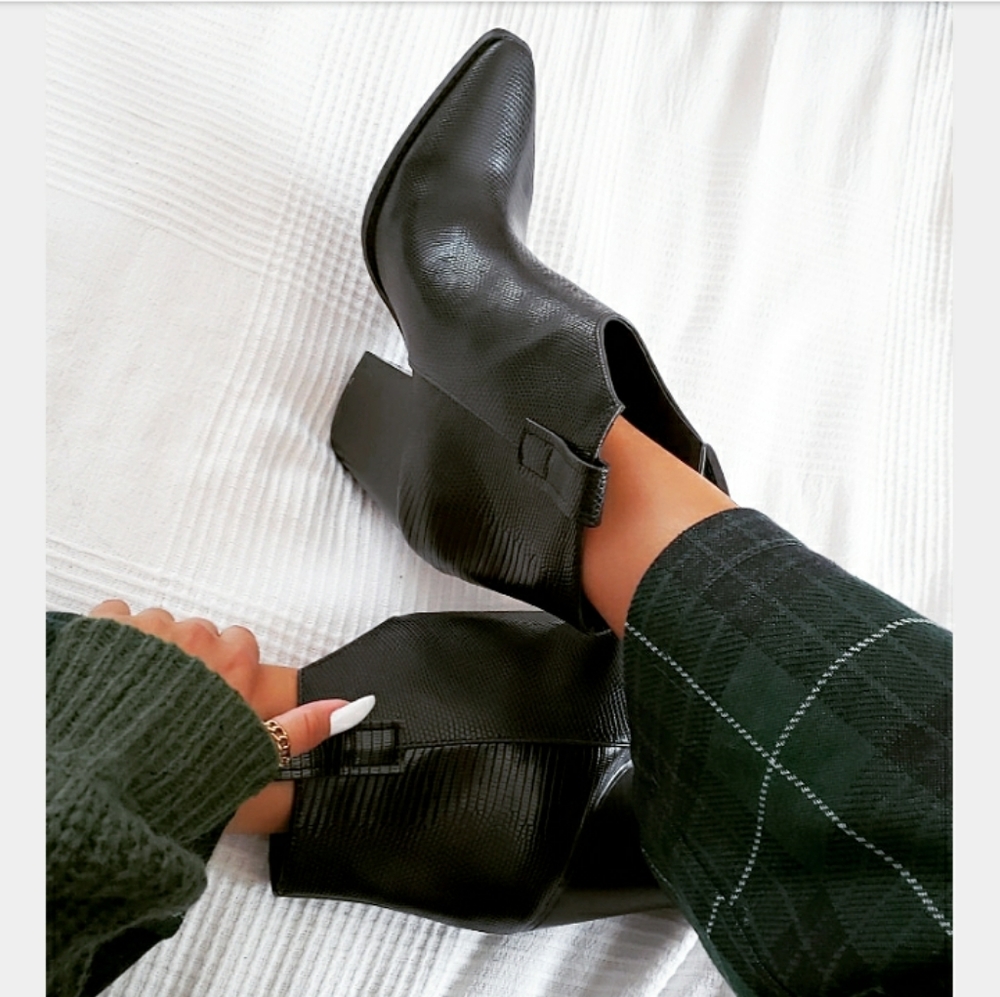 🆕️ Fall Edit Collection// Black boot - Picture 2 of 6